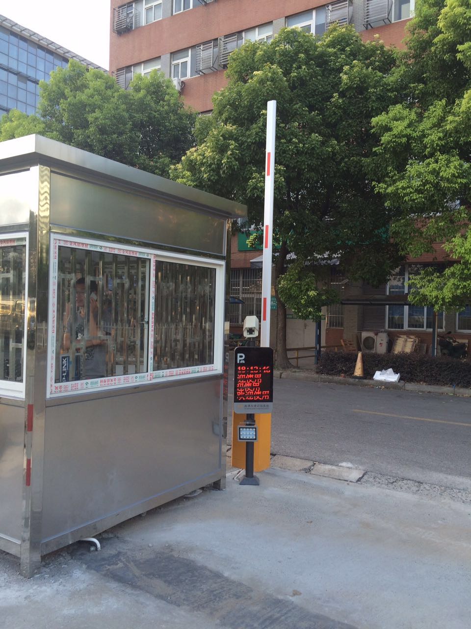 上海翼霸市政工程|不銹鋼崗?fù)小區(qū)保安崗?fù)車位線|車牌識別|道路劃線